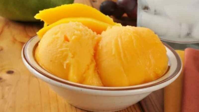 Receita de sorvete de manga feito com a fruta delicioso